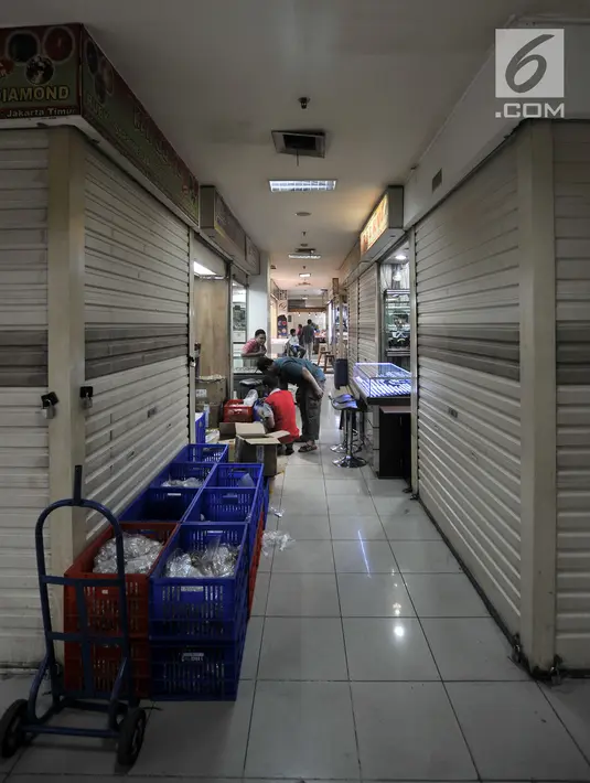Sejumlah kios batu akik tampak tutup di Pasar Rawa Bening, Jakarta, Senin (10/9). Sepinya pembeli menyebabkan banyak kios pedagang batu akik di Pasar Rawa Bening tutup akibat gulung tikar. (Merdeka.com/Iqbal S. Nugroho)