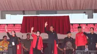 Ketua Umum PDIP Megawati Soekarnoputri bersama Presiden Jokowi saat menghadiri Puncak Bulan Bung Karno di Stadion Utama Gelora Bung Karno. (Dok. Istimewa)