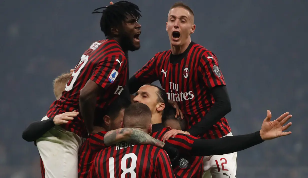 Striker AC Milan, Zlatan Ibrahimovic, berselebrasi dengan rekan setimnya usai mencetak gol ke gawang Inter Milan pada laga pekan ke-23 Serie A di Giuseppe Meazza, Minggu (9/2/2020). Sempat tertinggal, Inter Milan sukses mengemas kemenangan 4-2 dari rival sekota AC Milan. (AP/Antonio Calanni)