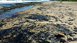 Gambar yang dirilis 7 Oktober 2019 menunjukkan minyak tumpah di pantai Pontal de Coruripe di Coruripe, negara bagian Alagoas, Brasil. Perusahaan minyak yang dikelola negara, Petrolo Brasileiro SA, atau Petrobras telah melakukan tes dan menunjukkan minyak itu tidak berasal dari Brasil. (HO/IBAMA/AFP)