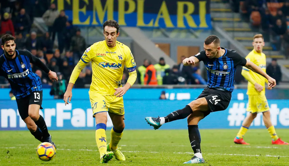 Pemain sayap Inter Milan, Ivan Perisic mencetak gol pada laga ke-15 Serie A antara Inter Milan kontra Chievo Verona di Stadion San Siro, Minggu (3/12). Perisic mencetak hat-trick dari kemenangan telak 5-0. (AP/Antonio Calanni)