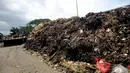 Penampakan sampah yang menggunung di Pasar Induk Kramat Jati, Jakarta, Kamis (8/1/2015). (Liputan6.com/Faizal Fanani)