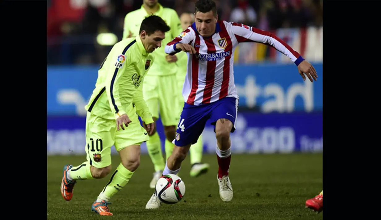 Penyerang Barcelona, Lionel Messi berusaha melewati pemain Atletico Madrid saat laga kedua perempat final Copa del Rey. Barcelona keluar sebagai pemenang dengan skor 3-2, Spanyol, Kamis (29/1/2015). (AFP Photo)