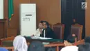 Pimpinan JAD Zainal Anshori (kiri) bersama pengacaranya menjalani sidang pembubaran di PN Jaksel, Selasa (24/7). Anshori meminta adanya perubahan dalam penyebutan nama Khairul Anam diminta diganti menjadi Khairul Anwar. (Liputan6.com/Immanuel Antonius)