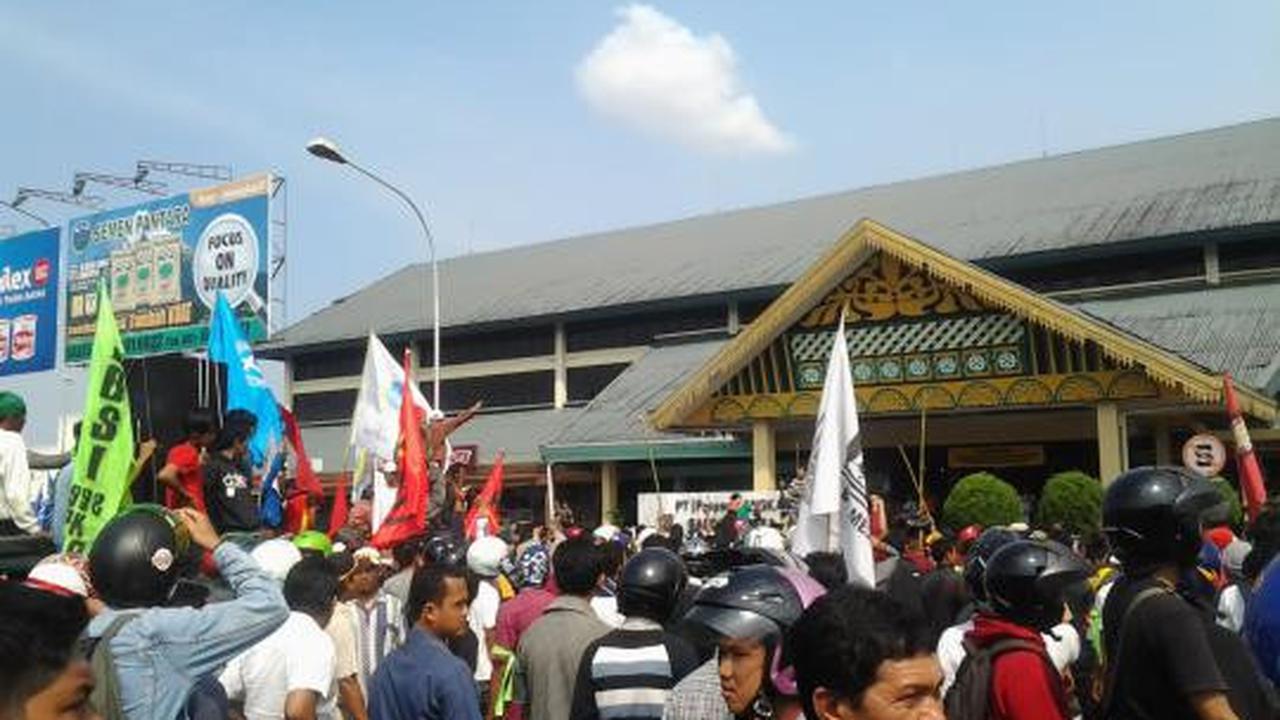 Demonstran lumpuhkan Bandara Polonia