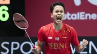 Selebrasi tunggal putra Indonesia Anthony Sinisuka Ginting setelah menang melawan Lu Guang Zu (China) pada laga pertama final Thomas Cup 2021 di Ceres Arena, Minggu (17/10/2021). Anthony harus melakoni rubber game untuk menaklukkan Lu Guang Zu 18-21, 21-14, 21-16 (Claus Fisker/Ritzau Scanpix via AP)