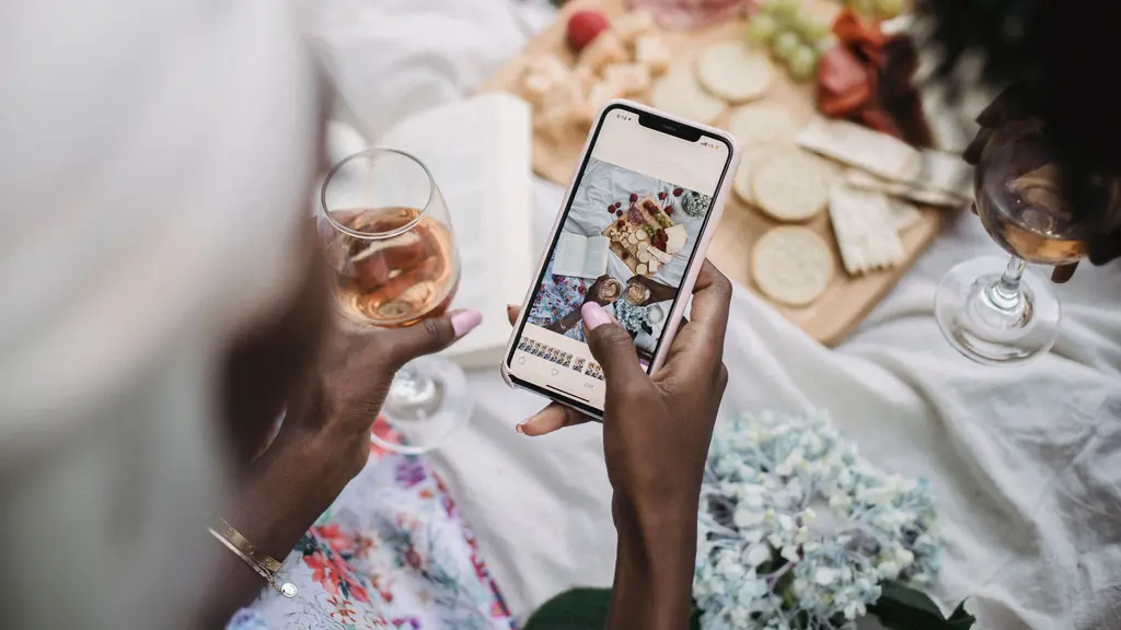 Kebiasaan membandingkan diri dengan unggahan orang lain bisa memengaruhi cara seseorang memandang kesuksesan dan nilai dirinya. (Foto/Dok: Pexels)
