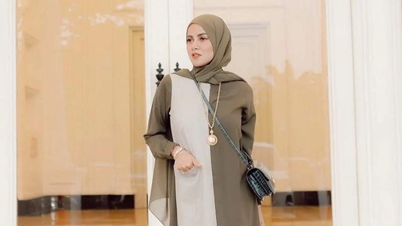 7 Gaya Olla Ramlan saat Pakai Gamis, Tetap Stylish dan Menawan