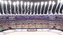 Pesta kembang api mengawali penutupan Olimpiade Rio 2016 di Stadion Maracana, Minggu (21/8). Amerika peroleh 46 emas, 37 perak, dan 38 perunggu disusul Inggris. (REUTERS/Fabrizio Bensch)