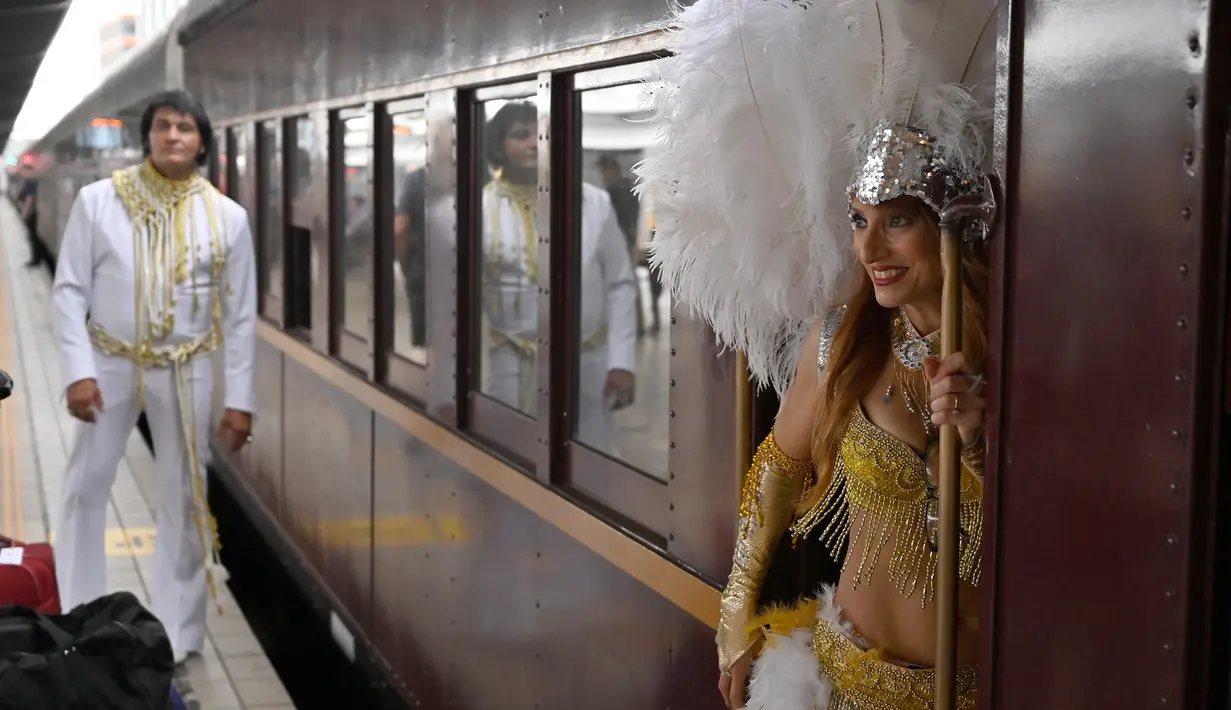 Penggemar Elvis Presley berkumpul di Stasiun Central sebelum menaiki kereta untuk menghadiri The Parkes Elvis Festival di Sydney, Kamis (10/1). Festival yang digelar pertama kali pada tahun 1993 tersebut menampilkan semua hal dari Elvis. (PETER PARKS/AFP)