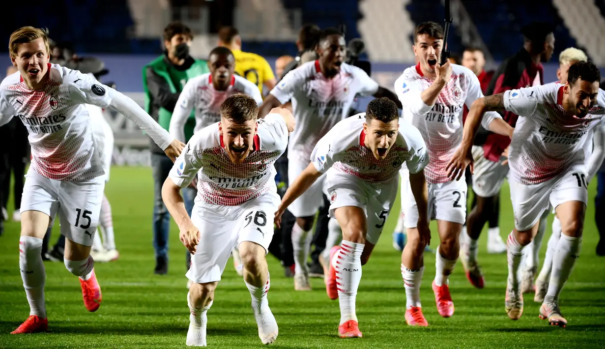 Para Pemain AC Milan berselebrasi usai mengalahkan Atalanta pada pertandingan lanjutan Liga Serie A Italia di stadion Atleti Azzurri d'Italia di Bergamo, Senin (24/5/2021). AC Milan menang atas Atalanta 2-0 berkat dua gol penalti Franck Kessie. (AFP/Marco Bertorello)