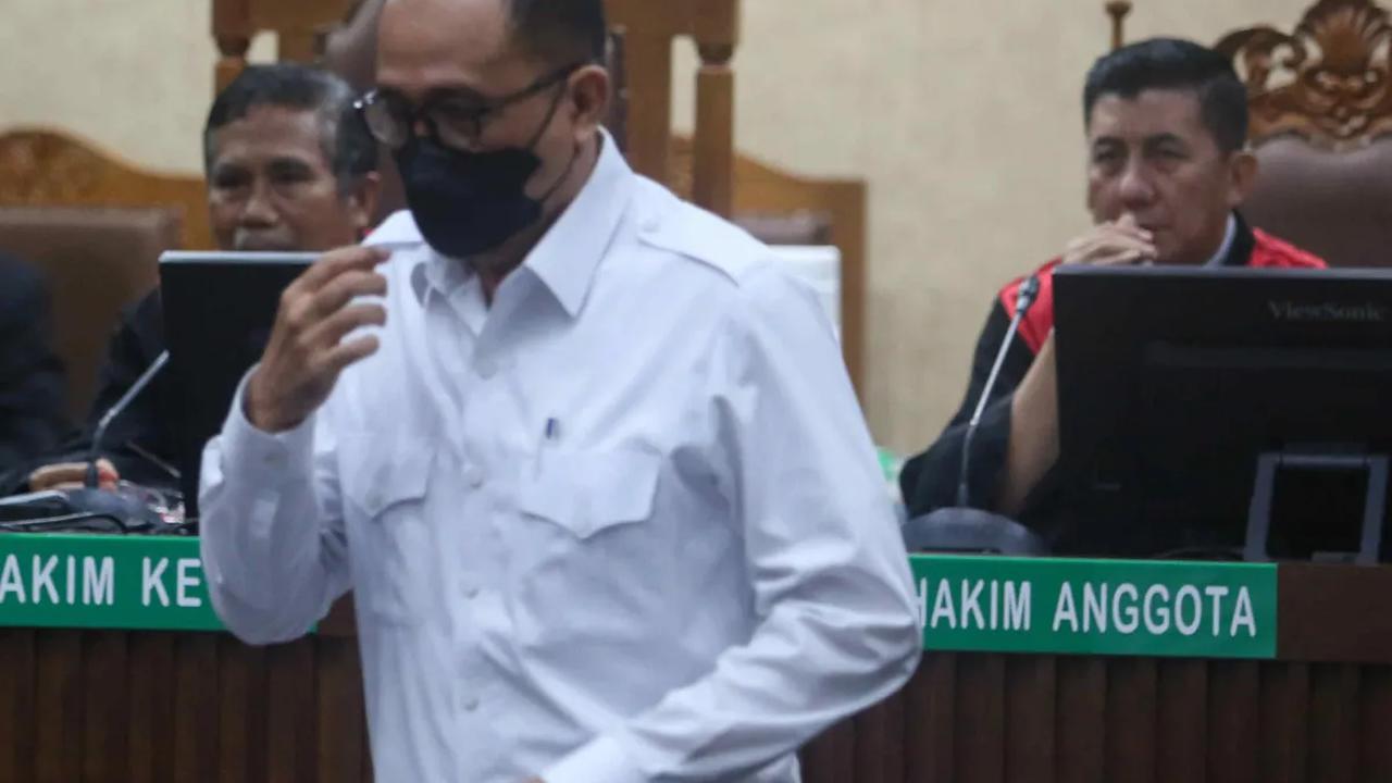 Ernie Meike Torondek juga mengaku bahwa namanya hanya dicantumkan oleh suaminya sebagai komisaris di perusahaan tersebut.