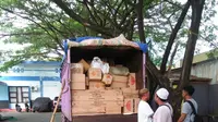 Polisi menggagalkan penyelundupan 200 dus berisi petasan berdaya ledak tinggi di Ternate, Maluku Utara. (Liputan6.com/Hairil Hiar)