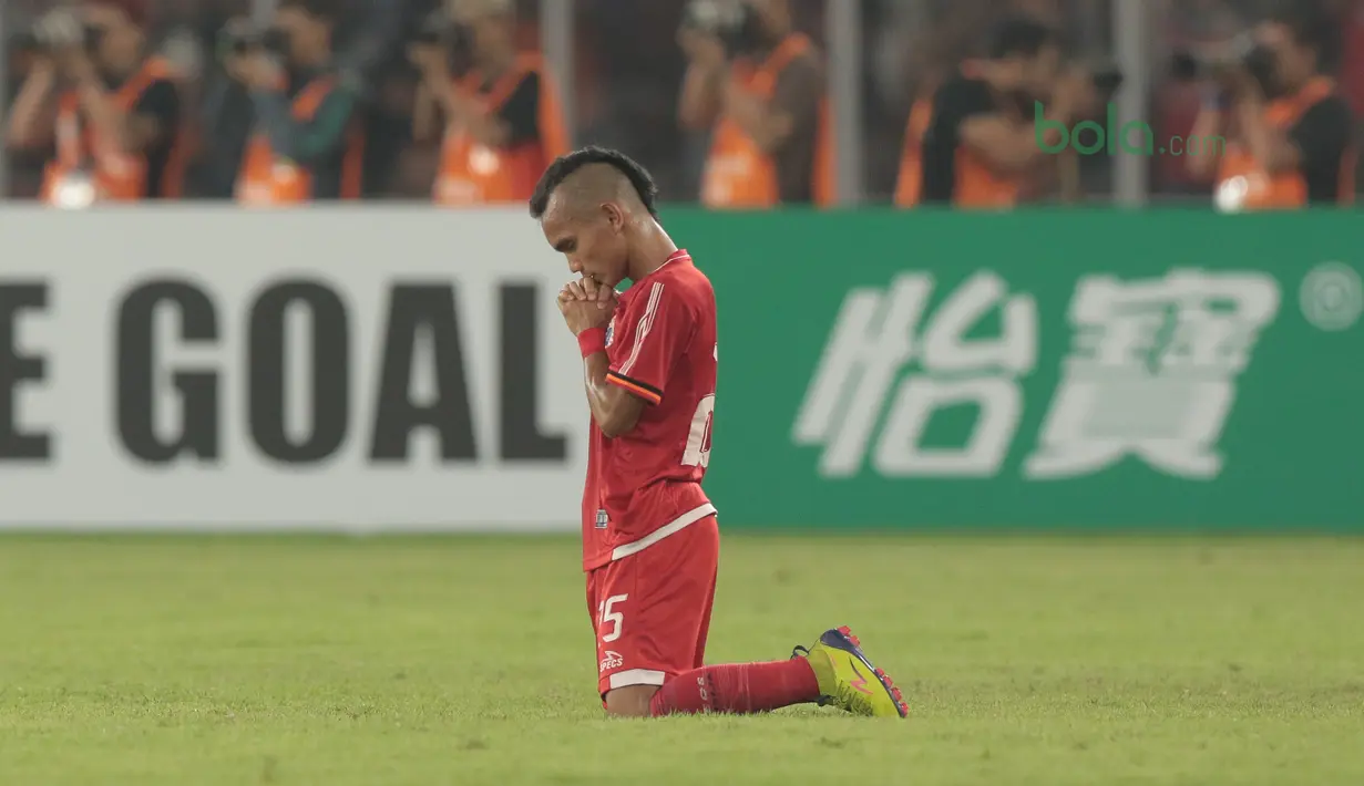 Lewat kreasi Riko Simanjuntak Persija Jakarta mendapat hadiah Penalti saat melawan JDT pada laga Piala AFC 2018 di Stadion Utama Gelora Bung Karno, Jakarta, Selasa (10/4/2018). Persija Jakarta menang 4-0.  (Bola.com/Nick Hanoatubun)