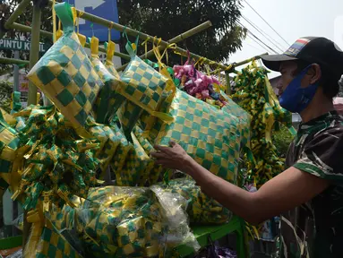 Pedagang menyiapkan barang dagangan anyaman ketupat hias di Pasar Asemka, Jakarta, Kamis (21/4/2021). Pedagang mengatakan pembeli ketupat hias ramadhan untuk hiasan parcel, dekorasi kantor dan lainnya sepi di tengah pandemi Covid-19. (merdeka.com/Imam Buhori)