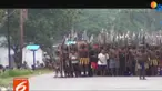 Polisi terpaksa membubarkan bentrokan dengnan tembakan gas air mata, karena kedua kelompok saling serang dengan busur dan anak panah.