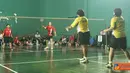 Citizen6, Surabaya: Tim Bola Voli Putra dan Putri Kobangdikal gilas lawan-lawannya di penyisihan grup dalam Porwiltim TNI AL 2012 yang digelar di Indoor Sport dan GOR Sabang, Koarmatim, Selasa (5/6). (Pengirim: Penkobangdikal)