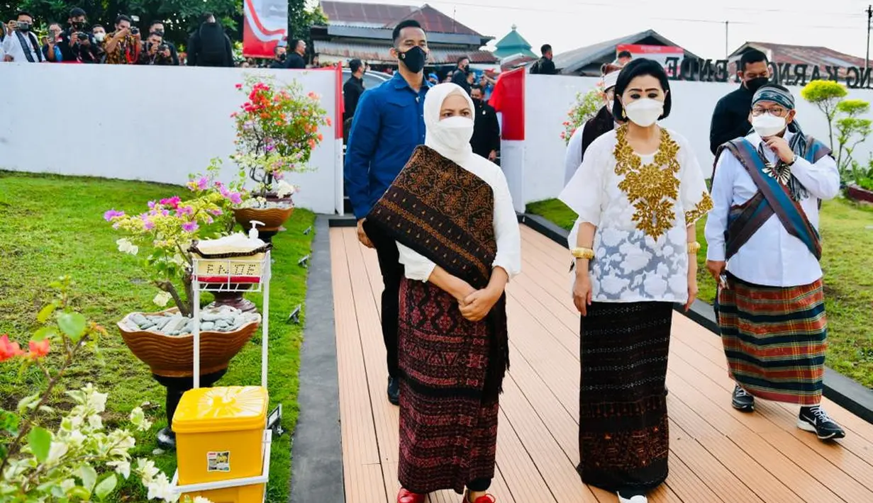 Ibu Negara Iriana Joko Widodo didampingi istri Gubernur NTT Viktor Laiskodat saat mengunjungi Rumah Pengasingan Bung Karno di Kabupaten Ende, Provinsi Nusa Tenggara Timur (NTT), Rabu (1/6/2022). (Biro Pers Sekretariat Presiden)