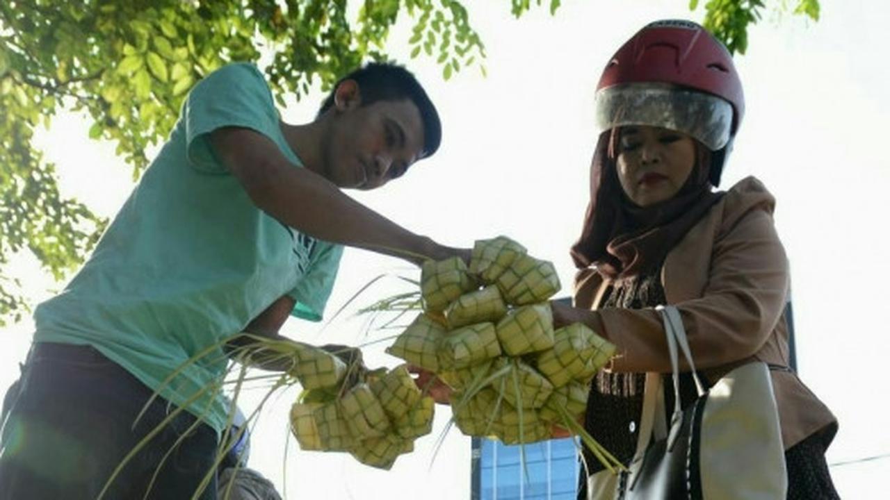 Berkah Lebaran, pedagang kulit ketupat di Palmerah panen rezeki