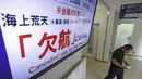Layar menunjukkan pemberitahuan untuk membatalkan layanan feri karena cuaca buruk di terminal feri di Kagoshima, Jepang selatan Selasa, 8 Agustus 2023. (Kyodo News via AP)