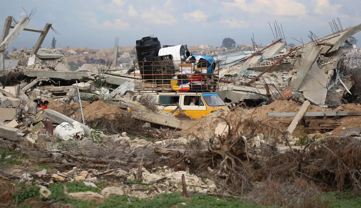 Warga Palestina yang mengungsi menyeberangi koridor Netzarim saat mereka menuju bagian utara Jalur Gaza pada 9 Februari 2025. (Eyad BABA/AFP)