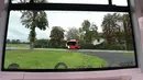 Bus tanpa sopir alias bus otonom melaju di dekat stasiun kereta api Bad Birnbach, Jerman selatan, pada 7 Oktober 2019. Ini adalah pertama kalinya bus self-driving dimasukkan ke dalam sistem transportasi umum Jerman. (Christof STACHE / AFP)