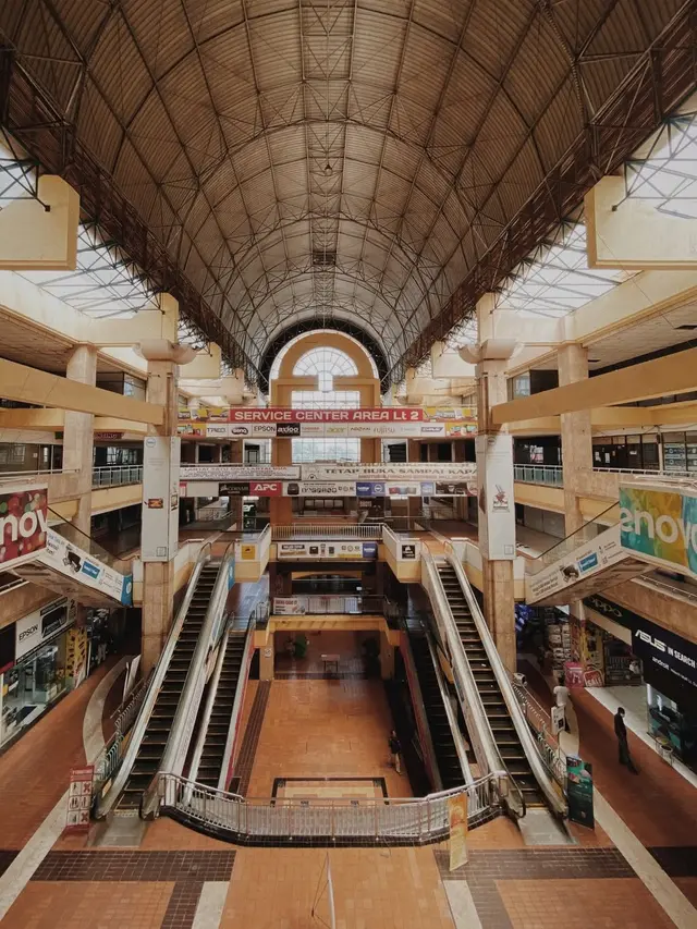 THR Mall Surabaya, yang juga dikenal sebagai Hi-Tech Mall