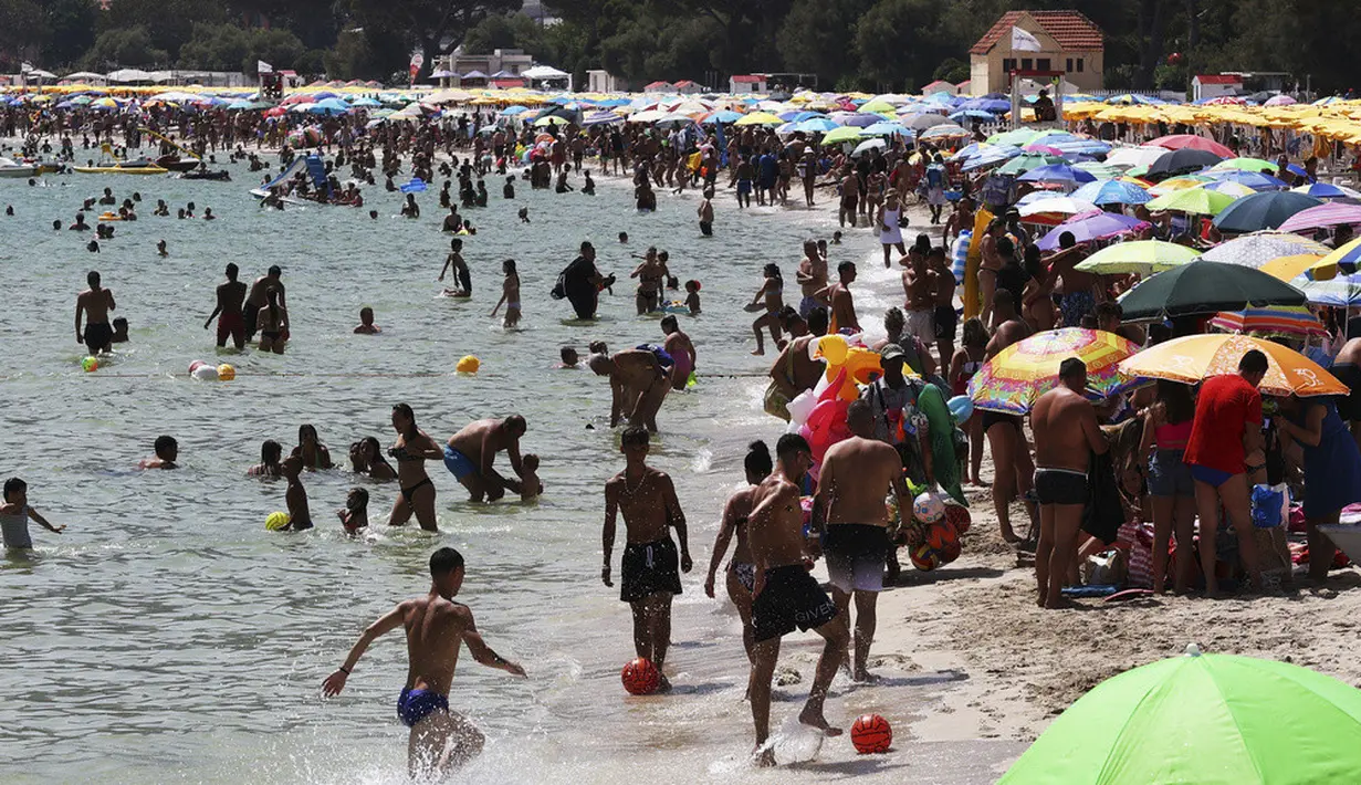 <p>Ilmuwan iklim di Badan Antariksa Eropa (ESA) mengatakan, panas ekstrem bisa mencapai 48 derajat Celsius di Sisilia dan Sardinia, berpotensi menjadi suhu terpanas yang pernah tercatat di Eropa. (Alberto Lo Bianco/LaPresse via AP)</p>