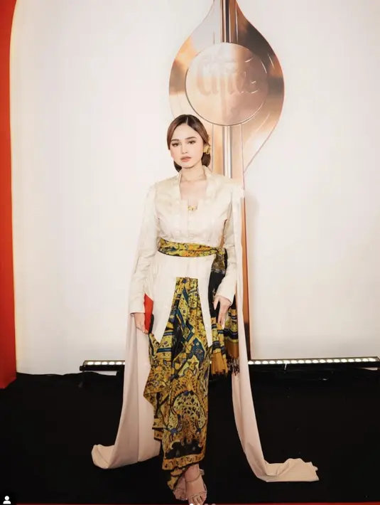 Kebaya dengan aksen ekor juga menambah kemegahan gaya yang sempurna.  [Foto: Instagram/ Syifa Hadju]