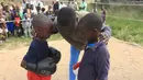 Wasit memberi instruksi kepada anak-anak sebelum bertanding di atas ring tinju di Chitungwiza (11/3). Setiap akhir pekan anak laki-laki Zimbabwe bertanding di atas ring tinju dan akan mendapatkan julukan Wafa Wafa. (AP Photo / Tsvangirayi Mukwazhi)