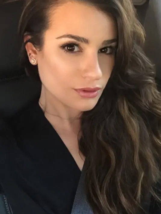 Lea Michelle, pemeran Rachell Berry di drama musical Glee, mantan kekasih Cory Monteith ini mempunyai ciri khas tersendiri yaitu hidungnya yang unik dan kulit coklatnya yang begitu indah. (via instagram@msleamichelle)