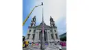 Beberapa warga sekitar berkumpul untuk melihat menara lego raksasa di Hungaria, Minggu (25/05/2014) (AFP PHOTO/ATTILA KISBENEDEK).