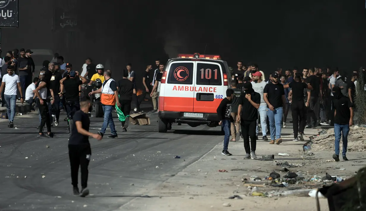 Sampai saat ini belum ada tanda-tanda perang bakal berakhir. Israel malah menyatakan perang akan dimulai seiring dengan ultimatum agar 1,1 juta warga sipil segera meninggalkan Jalur Gaza utara. (AP Photo/Nasser Nasser)
