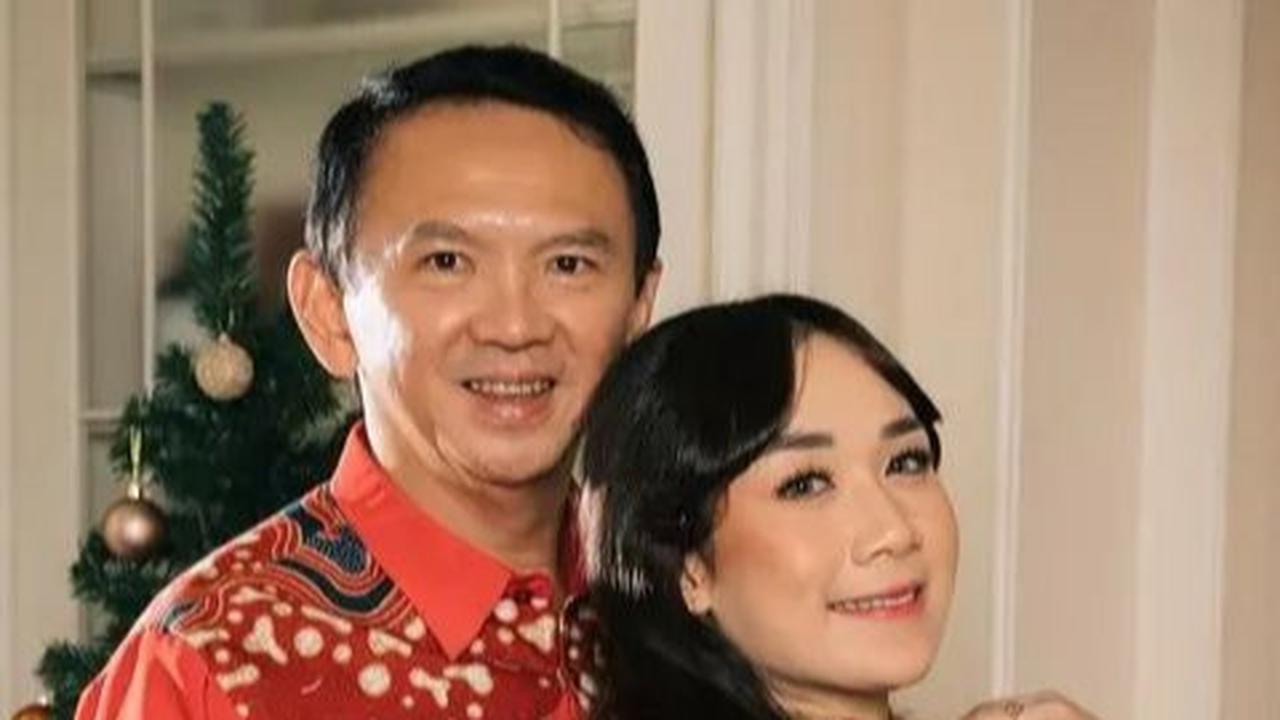 Romantis Ahok Rangkul Mesra Istri Sambil Nikmati Indahnya Pemandangan di Sumba