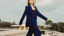 Di salah satu photoshoot, Aaliyah Massaid memadukan penampilannya dengan blazer velvet berwarna biru navy. [Foto: Instagram/aaliyah.massaid]