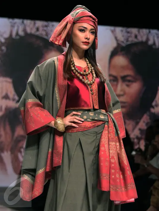 Ghea Panggabean menggunakan beberapa kain tradisional dalam koleksinya yang bertajuk The Spice & Silk Route from Sumatra to Java saat ditampilkan di IPMI Trend Show 2017, Jakarta, Selasa (8/11). (Liputan6.com/Gempur M Surya)