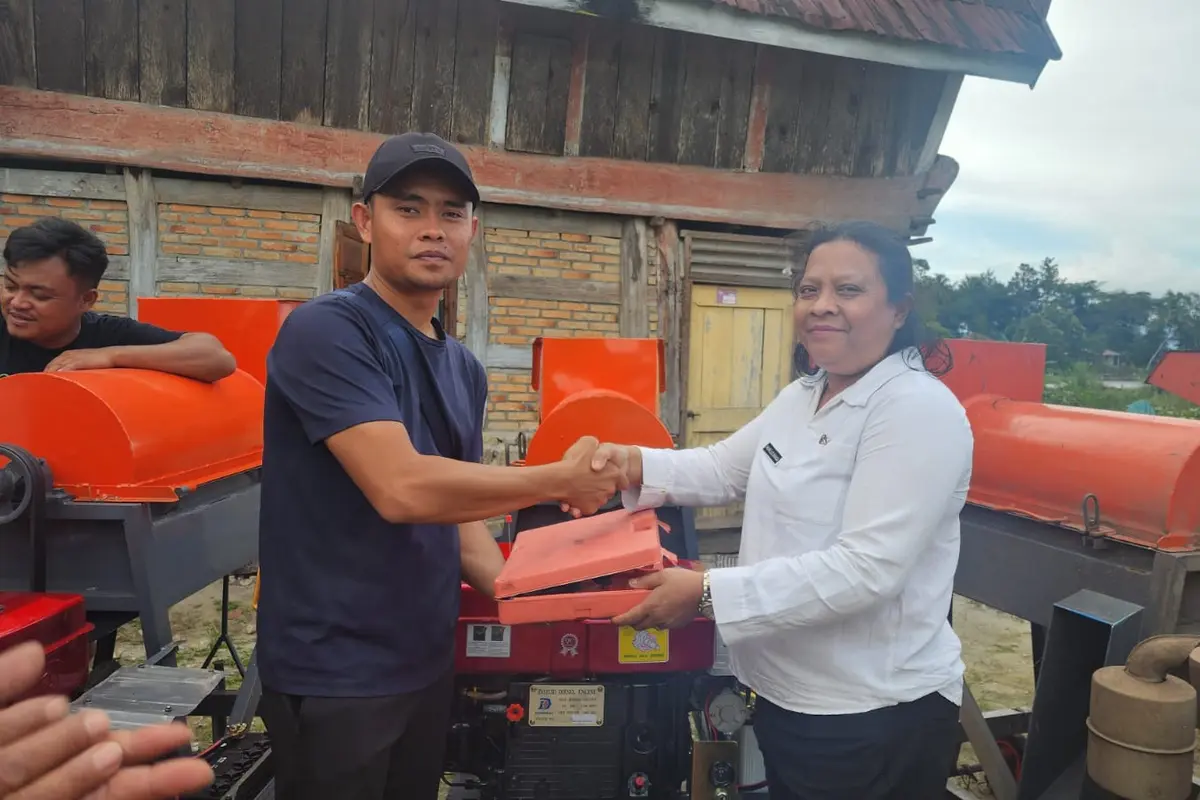 Keluarga besar Sabam Sirait, dan Maruarar Sirait menyerahkan 4 mesin pencacah eceng gondok sebagai bentuk perhatian kebersihan di Kawasan Danau Toba, Sumatra Utara.