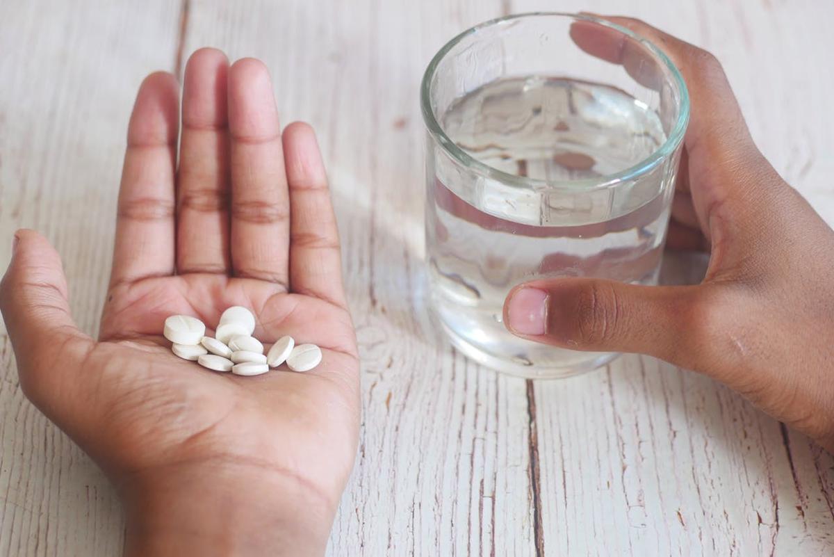 Ilustrasi Mengonsumsi Obat