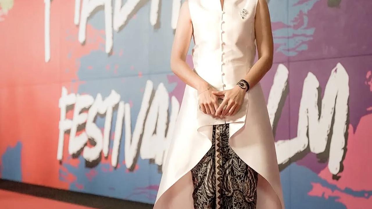 Potret Cantik Dian Sastro Kenakan Kebaya