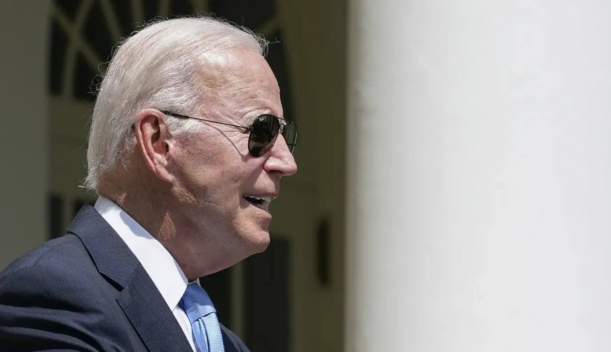 Presiden Amerika Serikat Joe Biden berbicara di Taman Mawar Gedung Putih, Washington, Amerika Serikat, 27 Juli 2022. Dokter kepresidenan Kevin O'Connor mengatakan meski sudah tak menjalani isolasi, Biden akan mengenakan masker selama 10 hari ketika berada di sekitar orang lain. (AP Photo/Susan Walsh)
