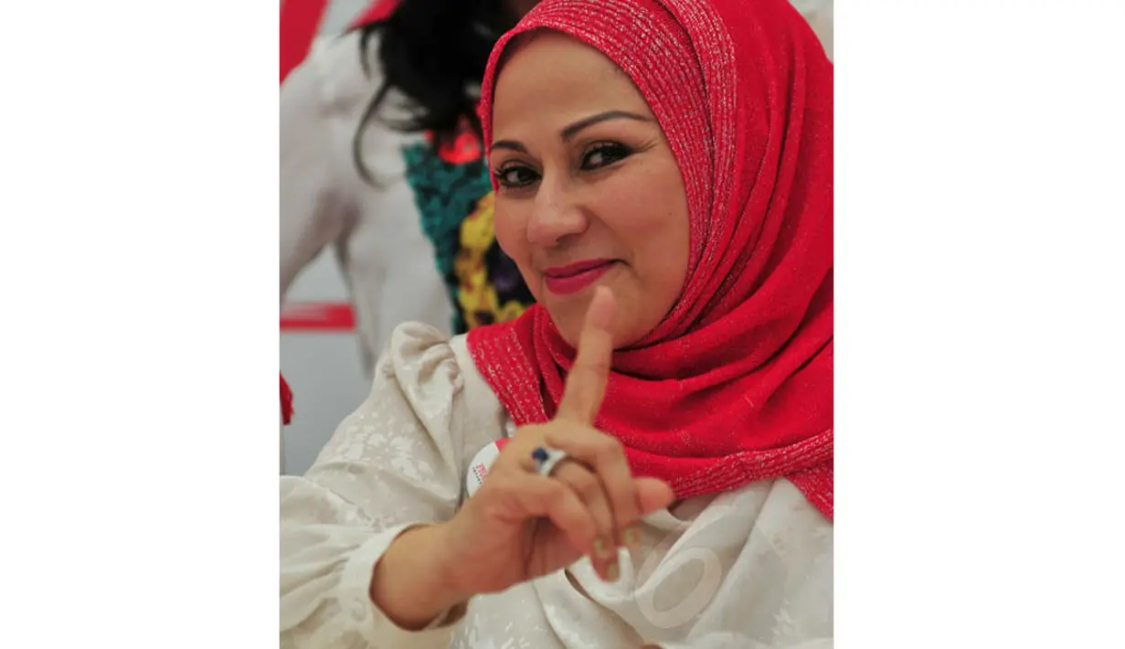 Penyanyi dangdut Camelia Malik memberikan salam satu jari saat deklarasi. (Liputan6.com/Johan Tallo)