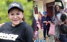 Bahagia, Mpok Atiek Pulang Kampung Bagi-Bagi Uang ke Tetangga dan Anak-anak