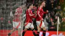 Tertinggal 1-2 dari tim tamu, Manchester United bangkit. Di akhir babak pertama atau menit ke-45, Rasmus Hojlund berhasil mencetak gol penyeimbang laga. (Oli SCARFF/AFP)