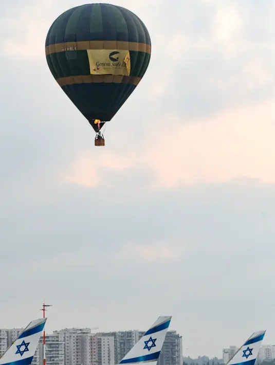 Sebuah balon udara terbang di atas Bandara Internasional Ben Gurion, dekat Kota Tel Aviv, Israel, Minggu (25/7/2020). Menurut Otoritas Bandara Israel, balon udara diluncurkan untuk pertama kalinya dari Bandara Internasional Ben Gurion pada 25 Juli 2020. (Xinhua/JINI/Tomer Neuberg)