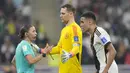 Wasit Stephanie Frappart berbicara dengan pemain Jerman Manuel Neuer dan Jamal Musiala selama pertandingan grup E Piala Dunia 2022 antara Kosta Rika dan Jerman di Stadion Al Bayt di Al Khor, Qatar, Jumat, 2 Desember 2022. Frappart juga menjadi wasit pertandingan Piala Super antara Liverpool dan Chelsea pada tahun 2019, dan final Piala Dunia wanita antara AS dan Belanda pada tahun yang sama. (AP Foto/Moises Castillo)