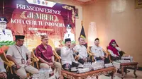 Bupati Jember Hendy Siswanto (Tengah) memberikan penjelasan terkait akan diselenggarakannya Festival Jember Kota Cerutu Indonesia (Istimewa)