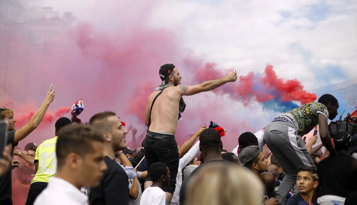 Aksi Fans PSG menyambut Neymar dengan menyalakan flare saat perkenalan di Parc des Princes, Paris, (4/7/2017).(AP/Kamil Zihnioglu)