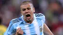 5. Andres D'Alessandro - Ketika muda D'Alessandro memiliki kemampuan di atas rata-rata, sehingga dirinya mendapat label The Next Mardona. Namun ternyata prestasinya tidak berkembang, dirinya hanya sempat 28 kali membela Argentina. (AFP/Daniel Garcia)