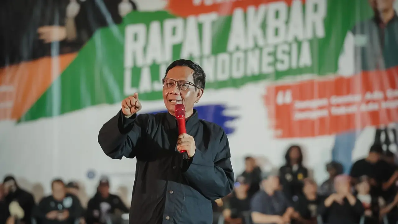 Calon wakil presiden (cawapres) nomor urut 3 Mahfud Md menghadiri Rapat Akbar Laju Indonesia #GAMA2024 bersama Rieke Diah Pitaloka di Mustikasari Convention Hall, Mustikajaya Bekasi Timur, Jawa Barat, Sabtu (9/12/2023).