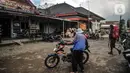 Salah seorang anggota Jekpass saat memanaskan mesin sepeda motor di basecamp pendakian Gunung Sindoro via Alang-alang Sewu, Desa Kertek, Wonosobo, Senin (13/9/2021). Mereka menawarkan jasa antar jemput pendaki dari basecamp menuju pintu batas hutan atau sebaliknya. (merdeka.com/Iqbal S Nugroho)